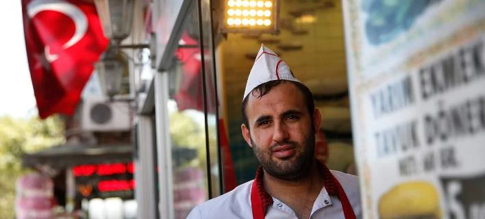 Τουρκία: Εστιατόριο προσφέρει δωρεάν ψάρι σε όσους ανταλλάσσουν δολάρια με τουρκικές λίρες – Χωρίς τέλος η αντιαμερικανική παράνοια